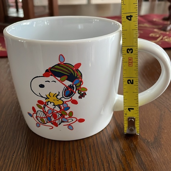 Snoopy & Woodsto Tangled In Christmas Lights Ceramic Mug - Picture 5 of 6